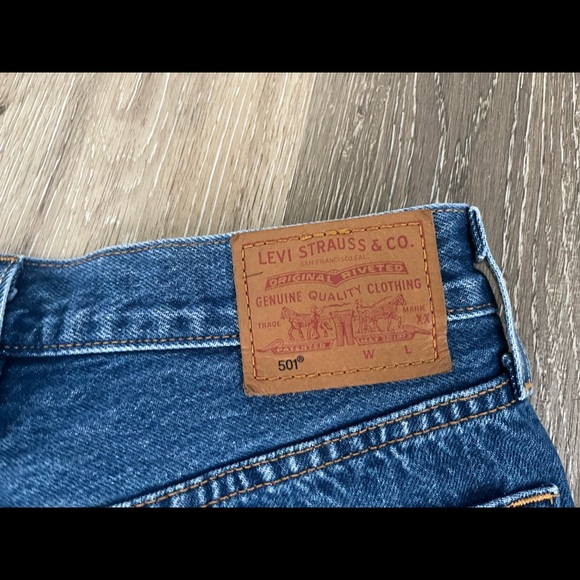 Levi 501 Shorts- 27W - Picture 4 of 4